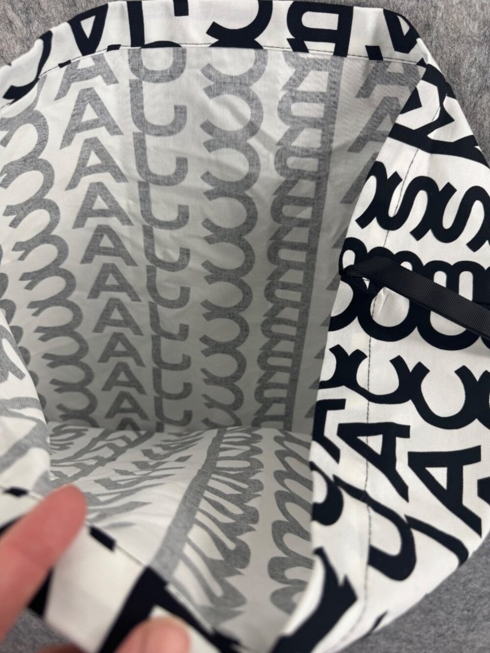 Marc Jacobs Monogram Dust Bag White And Black Drawstring - Picture 8 of 9